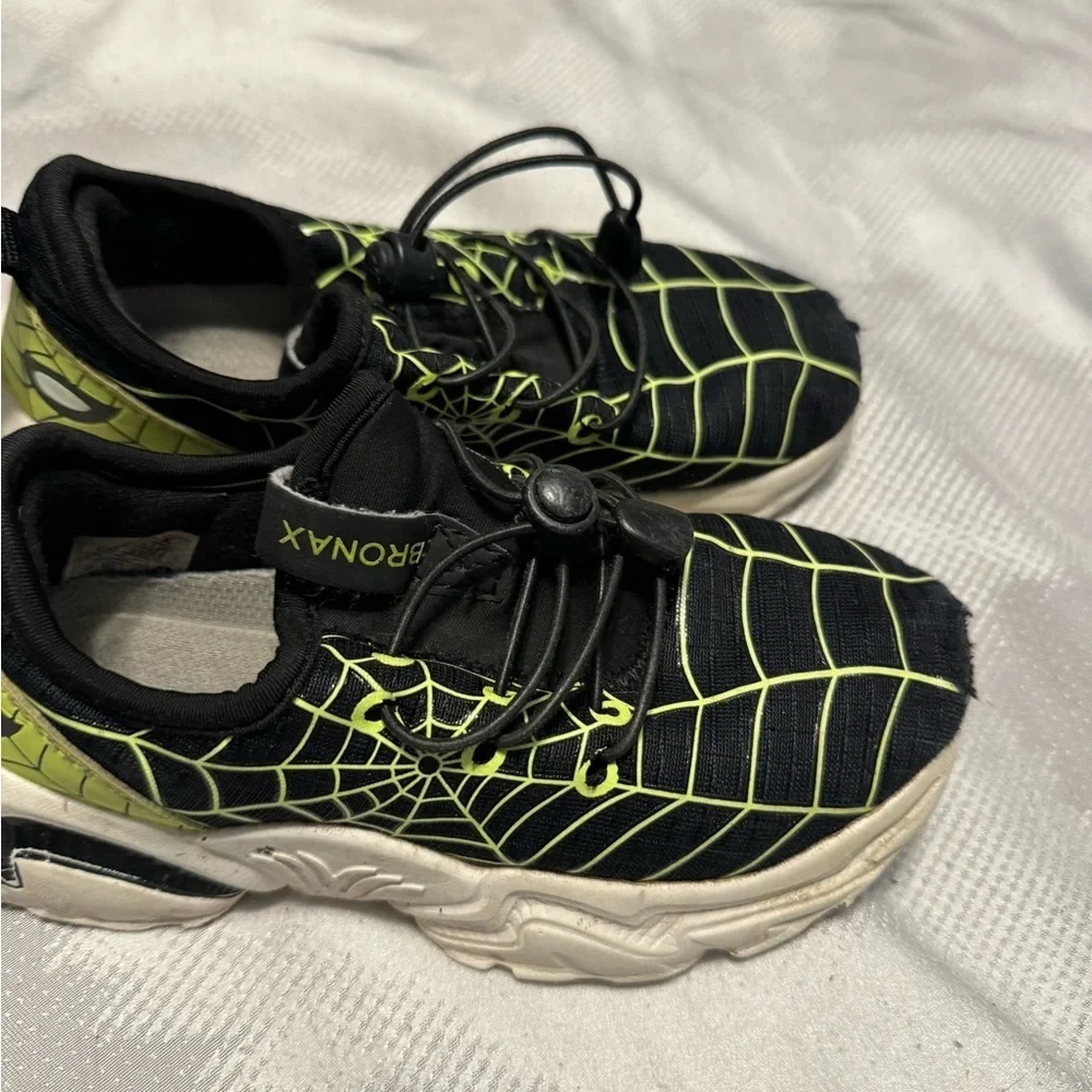 Boys 12.5 Spider sneaker’s. Stylish comfy durable. Great for every active kid! - Picture 2 of 13